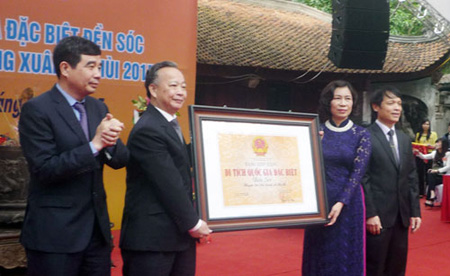 Trao Bằng xếp hạng di tích quốc gia đặc biệt cho Khu Di tích Đền Sóc.